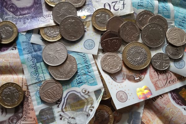Stocks & Shares ISA vs SIPP: Which Should a UK Man Fund First